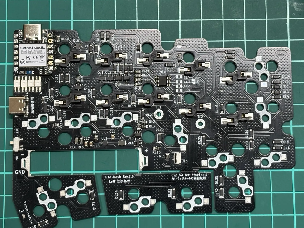 スイッチソケット取り付け中