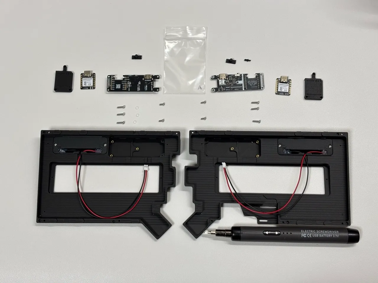 電池ケースをねじ止めする