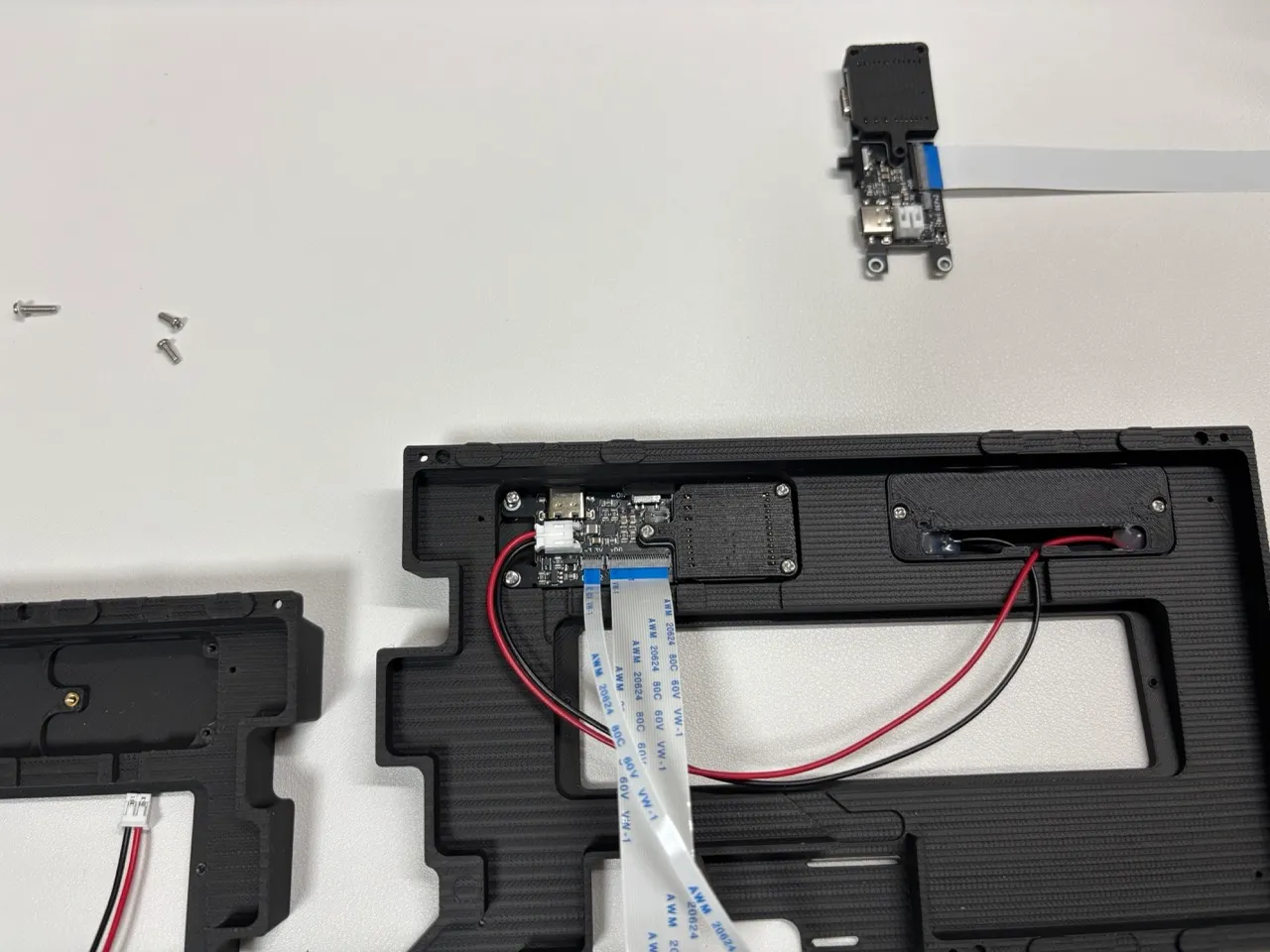 右側基板の残りのねじ止め