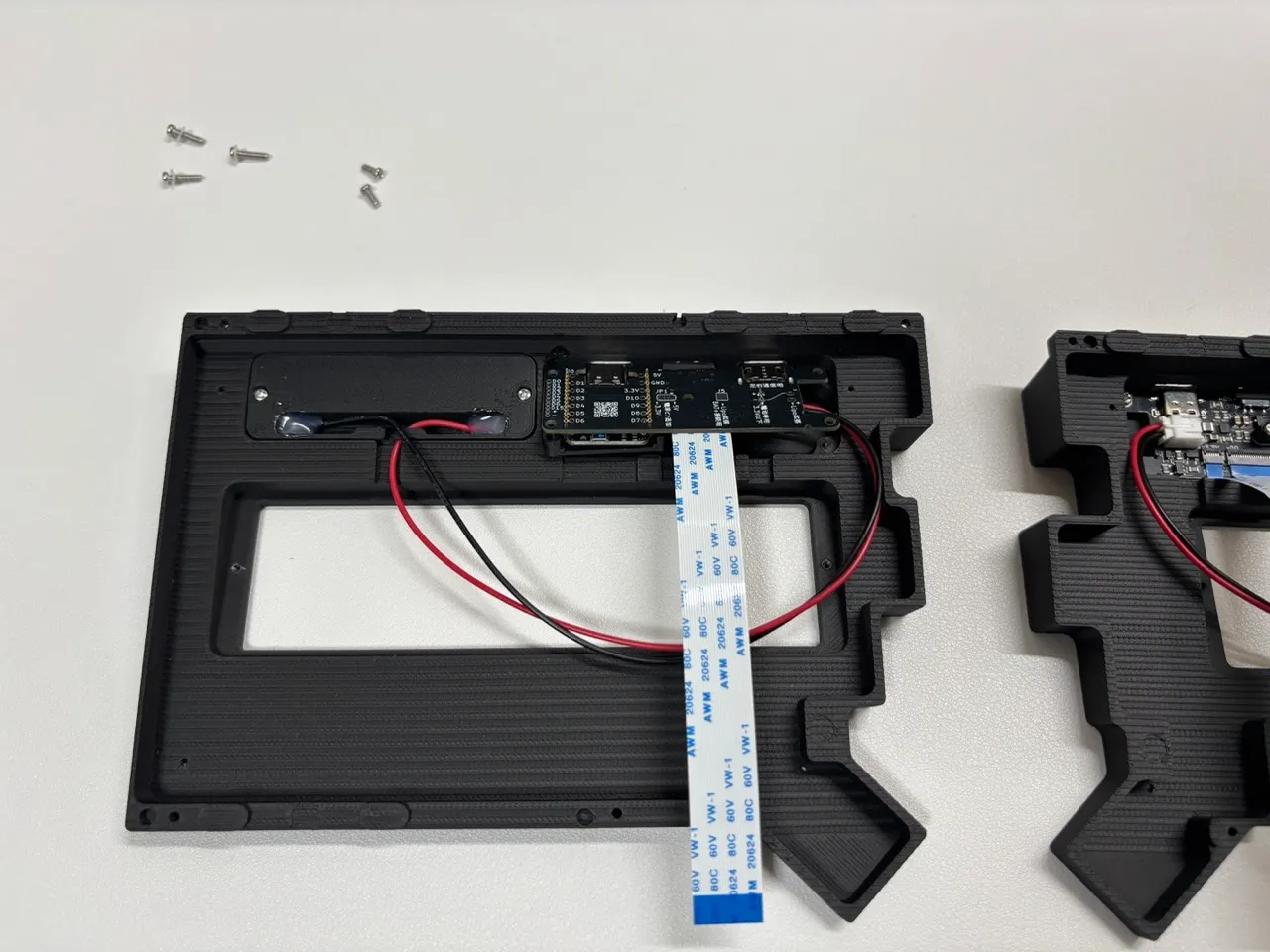 左側制御基板の挿入(途中)