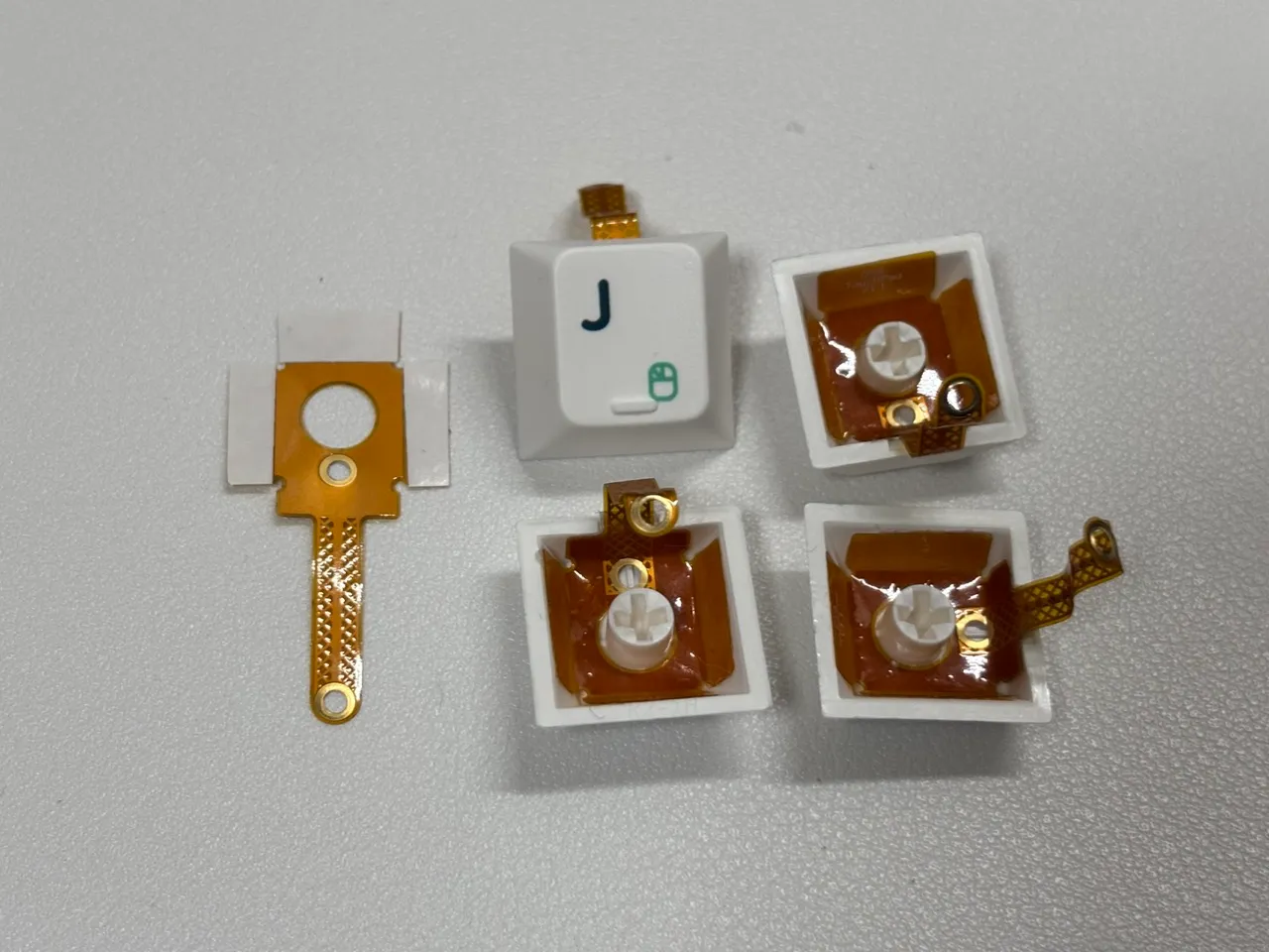 タッチセンサーをキーキャップに貼り付け