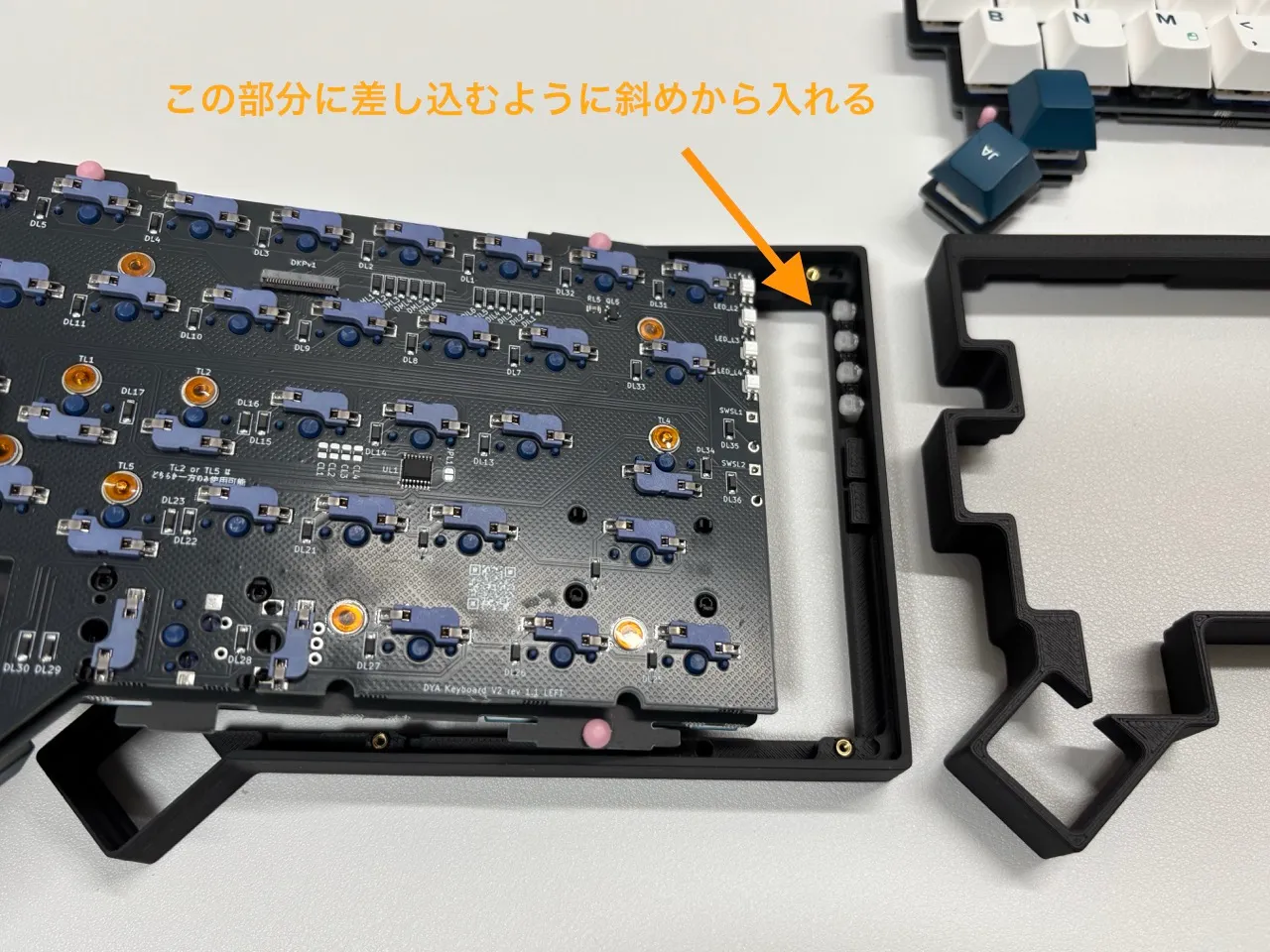 左側トップケースへの回路基板挿入