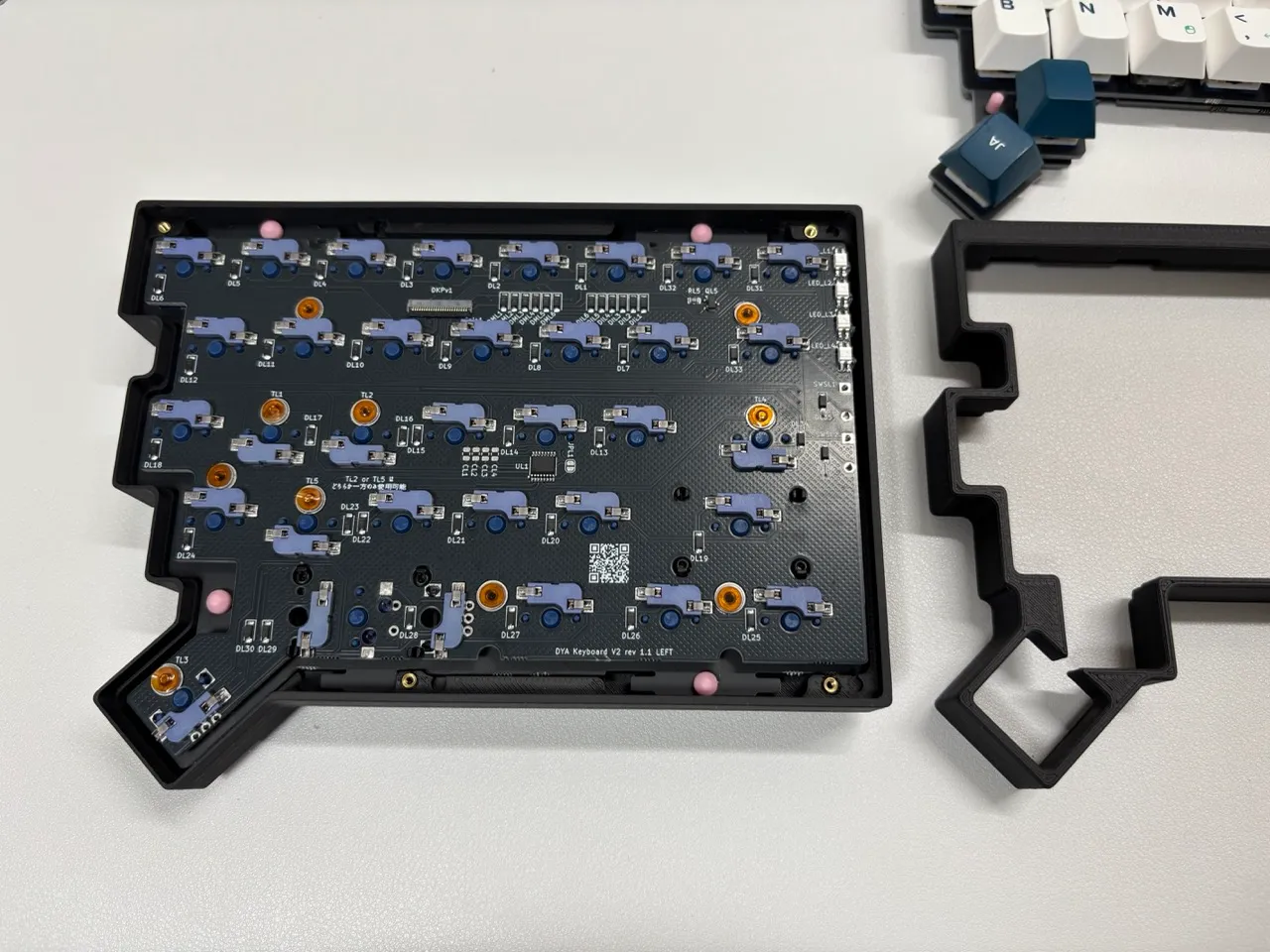 Tadpole ピンをトップケース穴にはめ込む