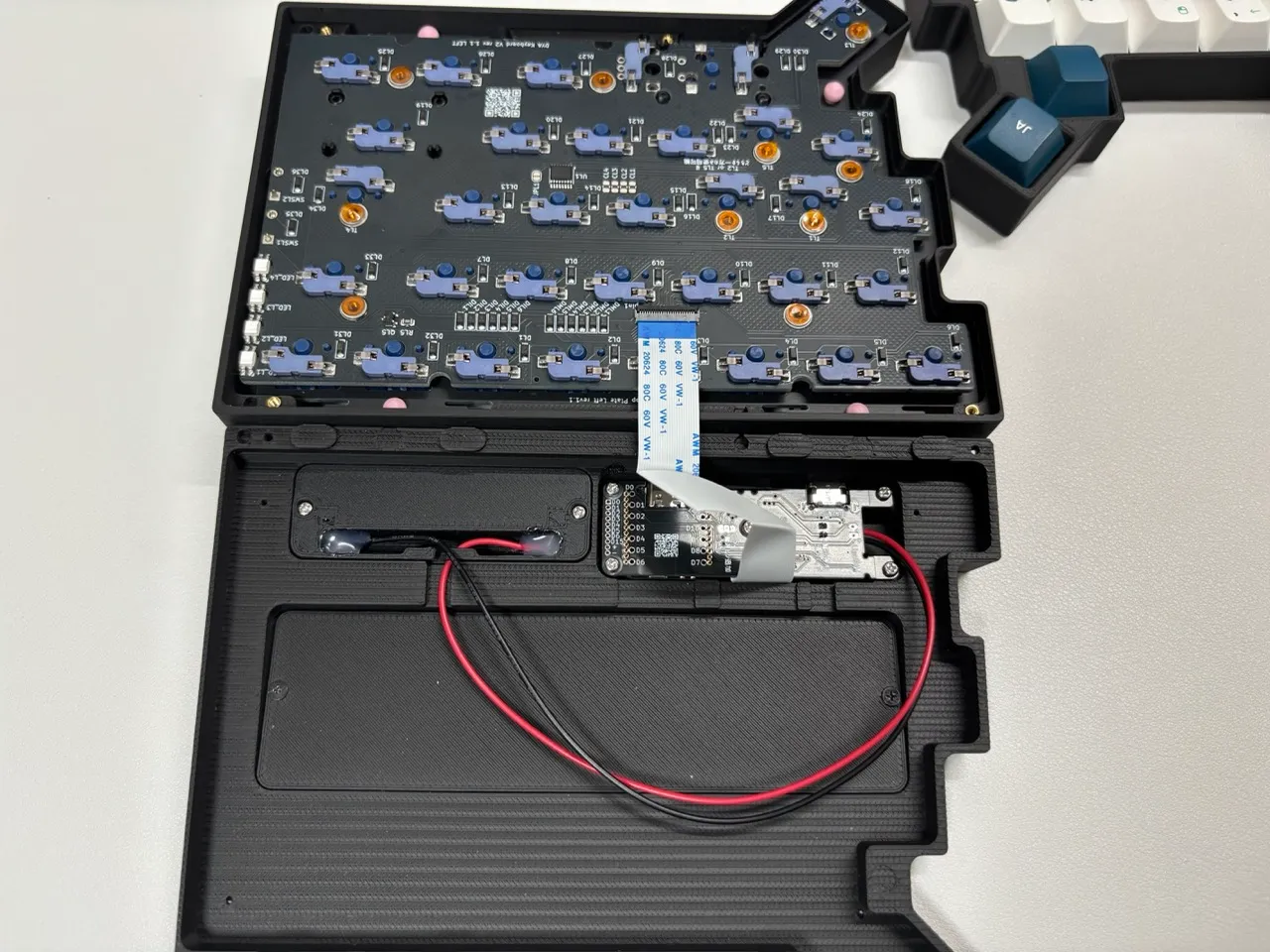 左側 FFC ケーブルの接続完了