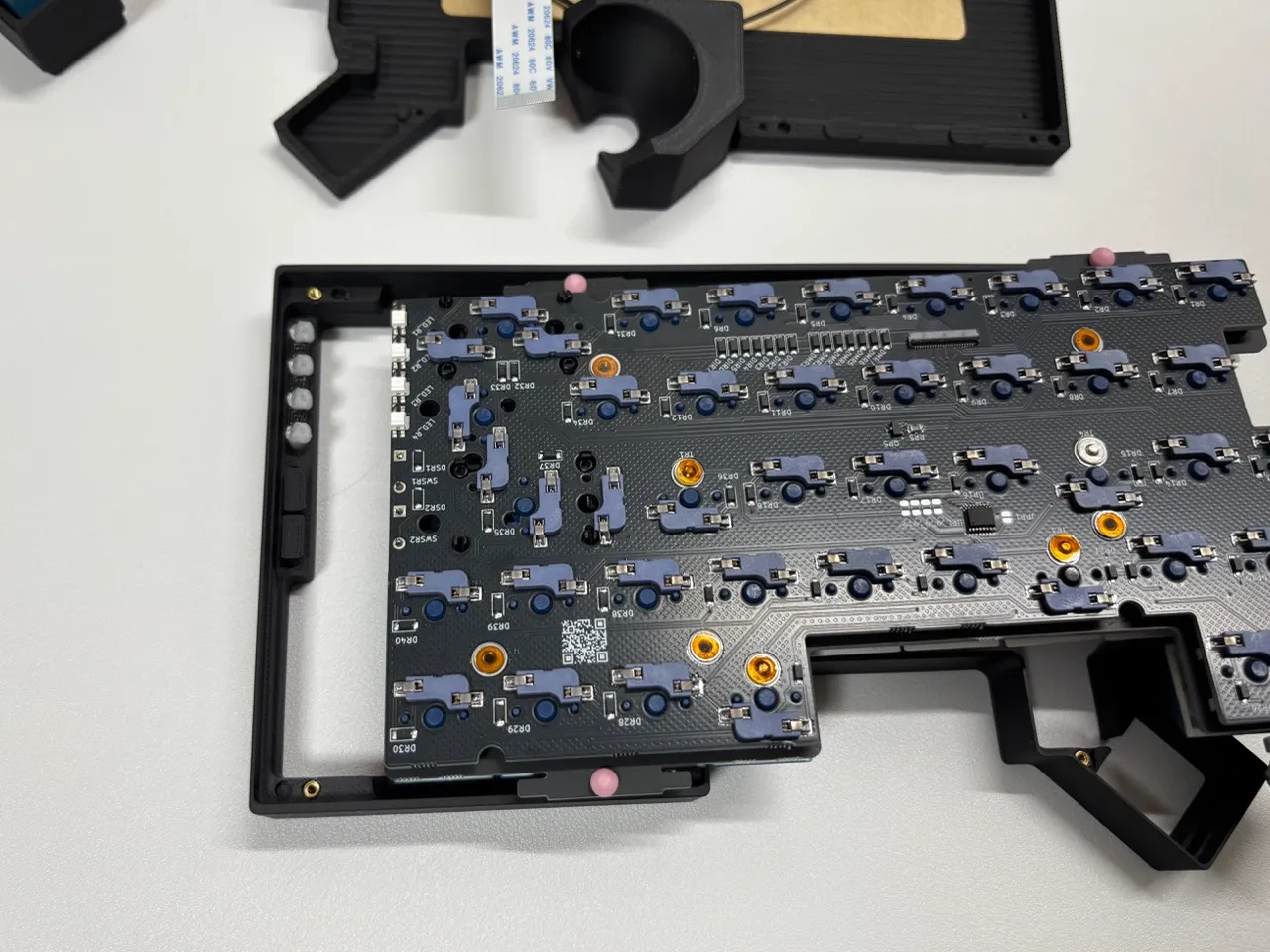 右側トップケースへの回路基板挿入