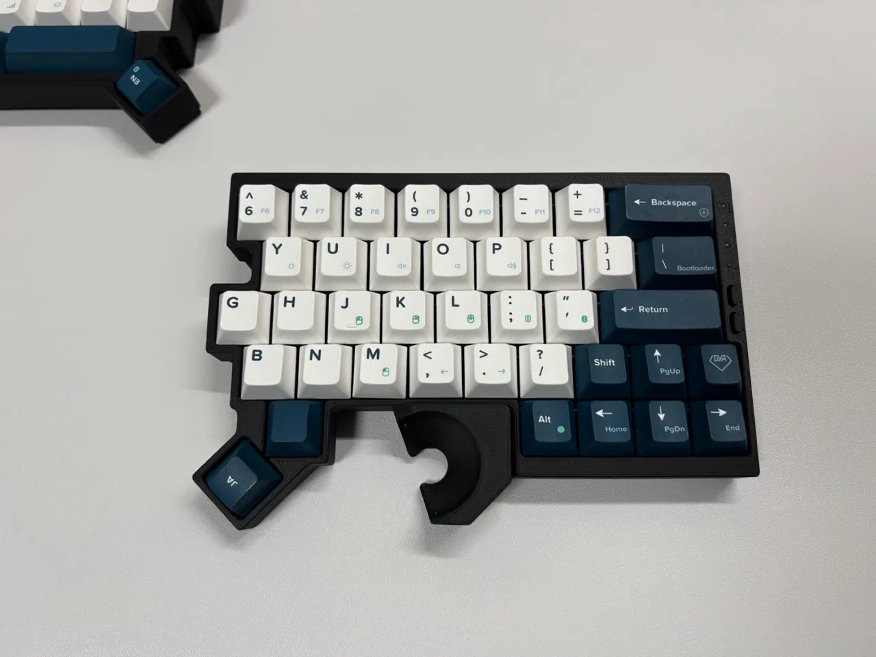 右側トップケースとボトムケースの合体