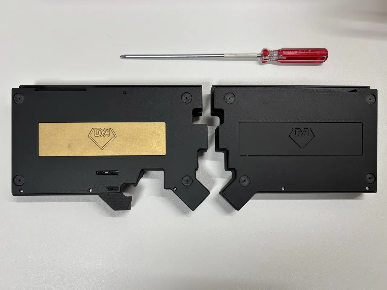 ねじ止め位置(上側)