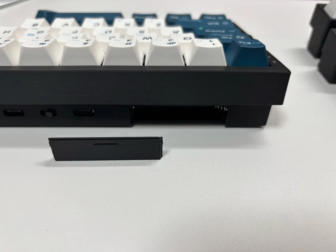 電池カバーの取り付け(差し込み)